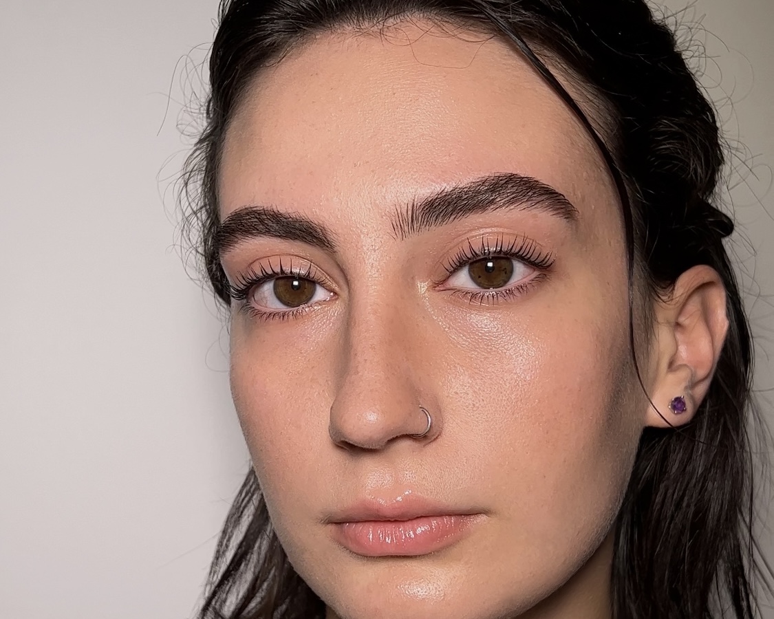 Natürlich gestylt Augenbrauen und Wimpern - braune Augen