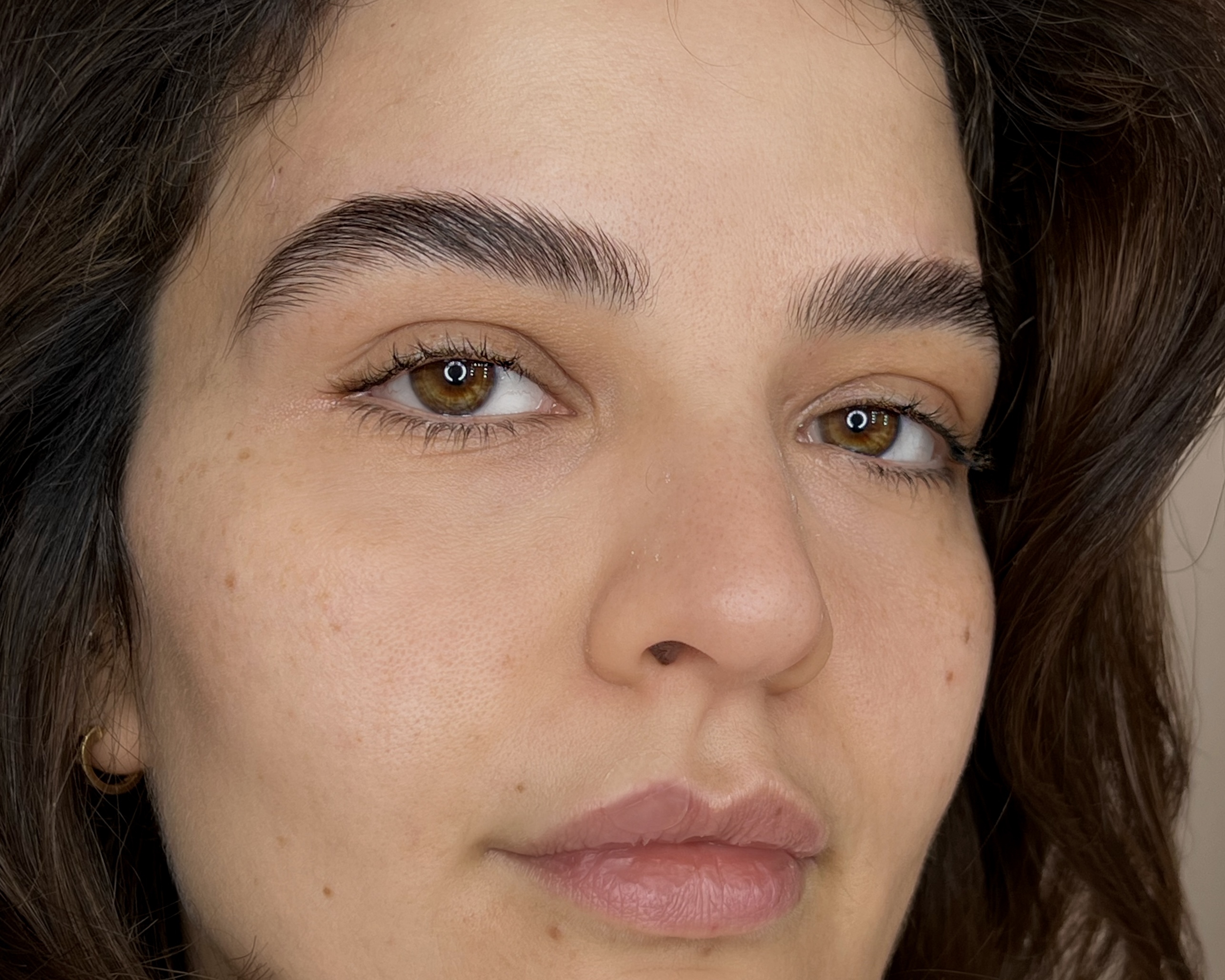 Natürliches Brow Styling Ergebnis - haselnussbraune Augen