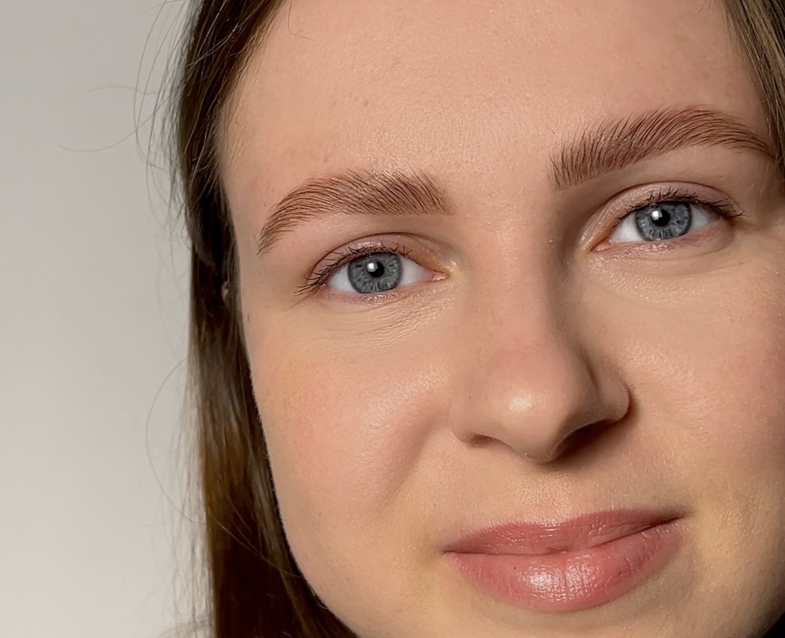 Sanftes Brow Styling Ergebnis mit blauen Augen