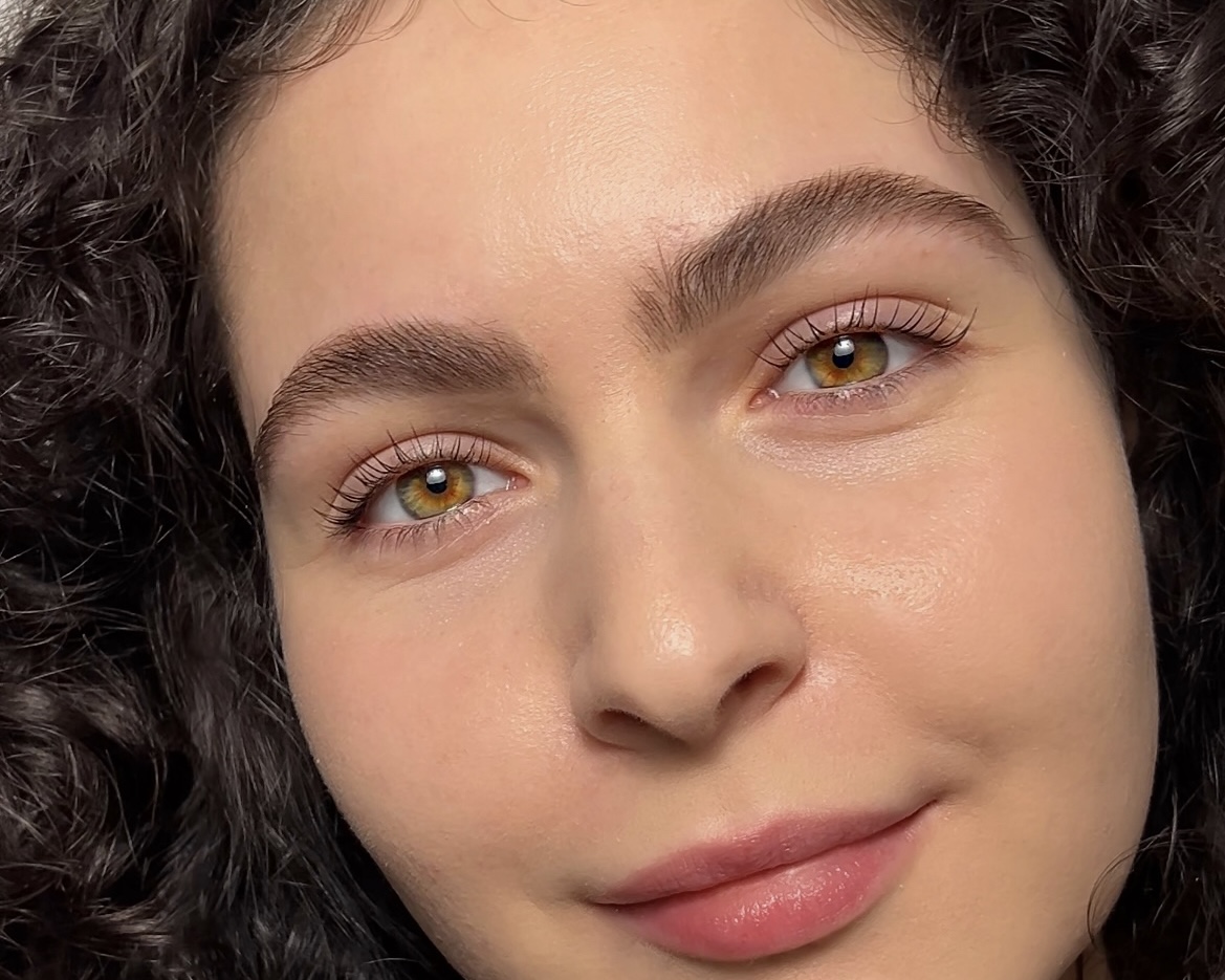 Natürliches Brow Styling bei lockigem Haar - haselnussbraune Augen