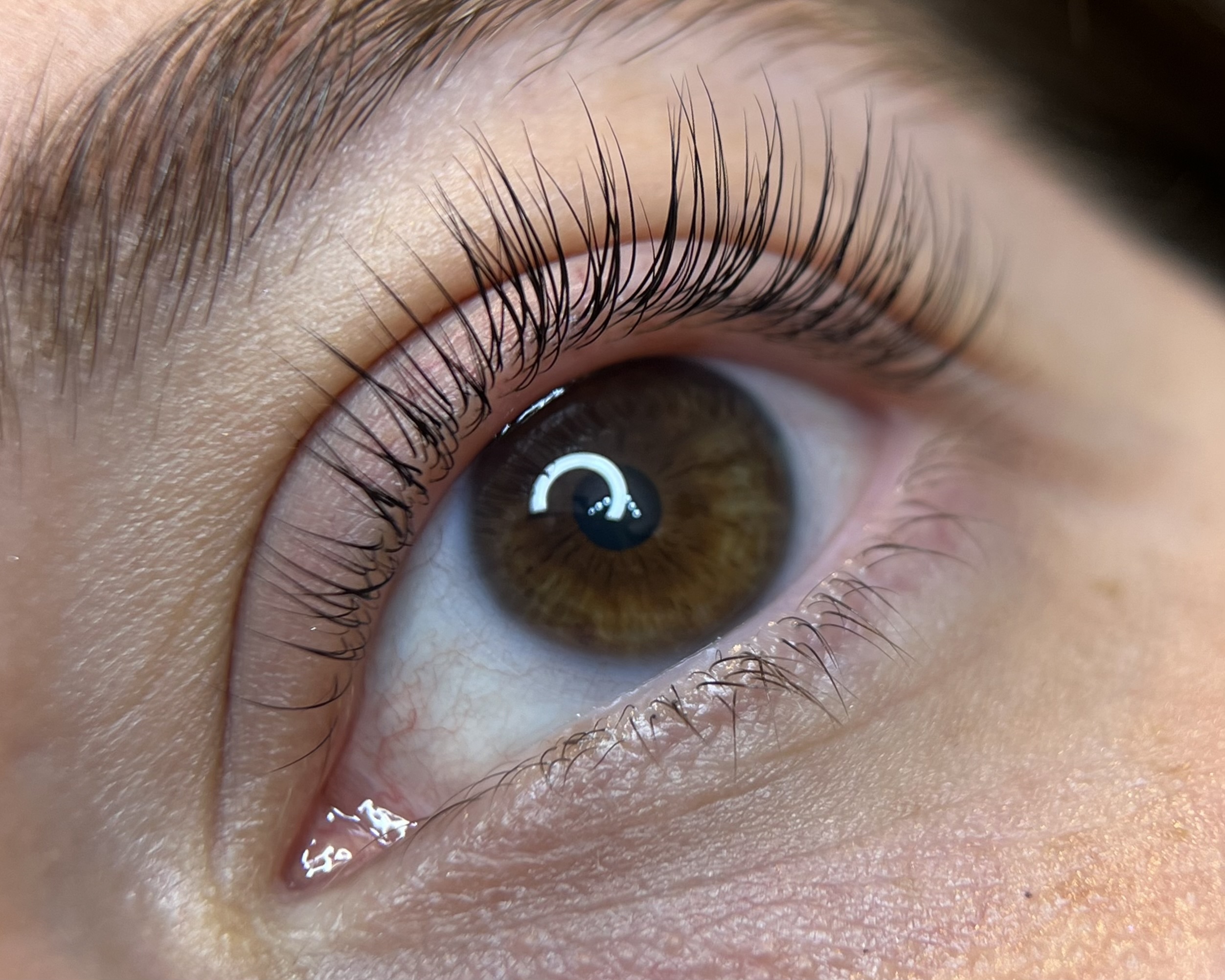 Wimpernverlängerung mit natürlichem Schwung - haselnussbraunes Auge